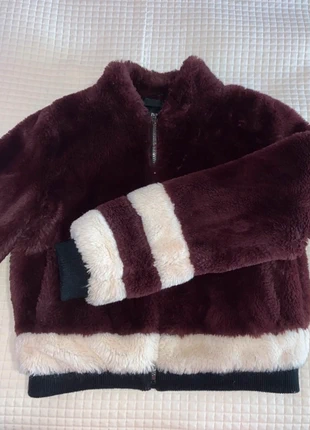 Chaquetón burdeos de pelo sintético de Pull&bear, marca: Pull & Bear, estado: Nuevo sin etiquetas, tamaño: S / 36 / 8, 11,00 €, 12,25 € Protección al comprador incluida