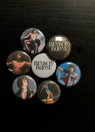 Benson Boone buttonset 2.5cm, marque: Benson Boone, état: Neuf, 7,00 €, 8,05 € Protection acheteurs incluse