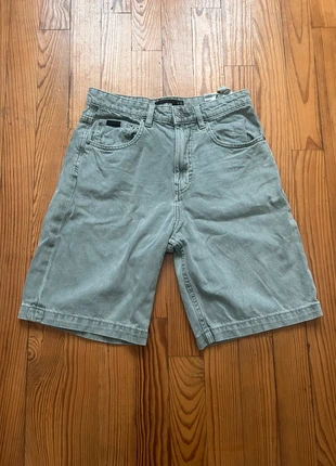 Short jean Pull and Bear gris/vert, marque: Pull & Bear, état: Très bon état, taille: W26 | FR 36, 4,00 €, 4,90 € Protection acheteurs incluse