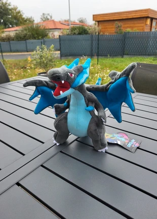 Peluche Pokémon Méga-Dracaufeu X (Mega Charizard X), merk: Pokémon, staat: Nieuw met prijskaartje, maat: Universeel, € 14,00, € 15,40 inclusief Kopersbescherming
