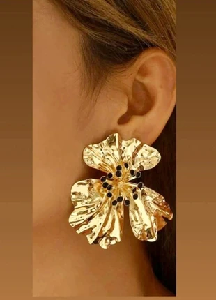 Pendientes dorado flor piedras negro -Boucles d'oreilles fleurs dorées et pierres noires, marque: Local, état: Neuf sans étiquette, 14,00 €, 15,40 € Protection acheteurs incluse