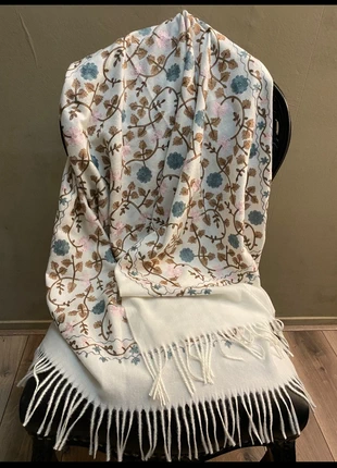 Witte wintersjaal met mooie borduursels. Lekker zacht en warm. Nieuw, marque: Embroidered Cashmere, état: Neuf avec étiquette, 17,50 €, 19,08 € Protection acheteurs incluse