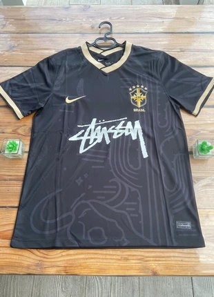 Maillot de foot Brésil / taille: M homme / parfait état / couleur: noir et doré, marke: Nike x Stüssy, zustand: Sehr gut, größe: M, 25,00 €, 26,95 € inklusive Vinted-Käuferschutz