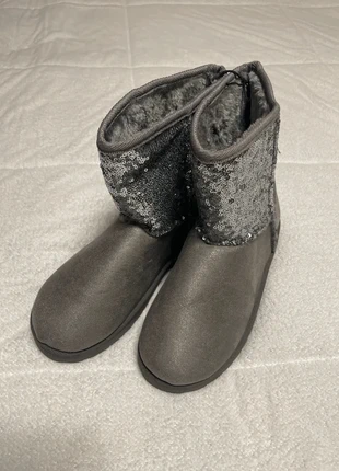 Stivaletti grigio argento Primark n.39 nuovi, con glitter sui lati con pelliccia interna, brand: Bellissimo, condizioni: Nuovo con cartellino, taglia: 39, €6.00, €7.00 include la Protezione acquisti