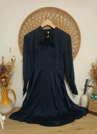 Mango Suit navy satin bow dress elegante vestido azul marino lazo soirée, marque: MNG Suit, état: Neuf sans étiquette, taille: XS / 34 / 6, 40,00 €, 42,70 € Protection acheteurs incluse