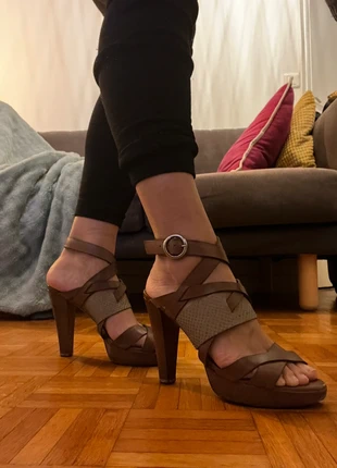 Brown leather heels, marque: Vicenza, état: Satisfaisant, taille: 38, 8,00 €, 9,10 € Protection acheteurs incluse