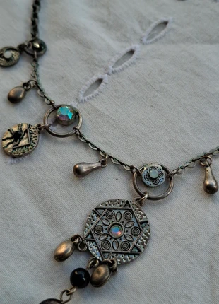 Collier bohème argenté patiné avec pampilles et strass irisés, marque: Vintage Love, état: Très bon état, 14,00 €, 15,40 € Protection acheteurs incluse