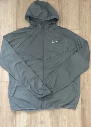 Veste Nike running gris, marke: Nike, zustand: Sehr gut, größe: M, 45,00 €, 47,95 € inklusive Vinted-Käuferschutz