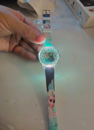 Magnifique montre Neuve La Reine des Neige lumineuse, marque: Frozen, état: Neuf avec étiquette, 8,00 €, 9,10 € Protection acheteurs incluse