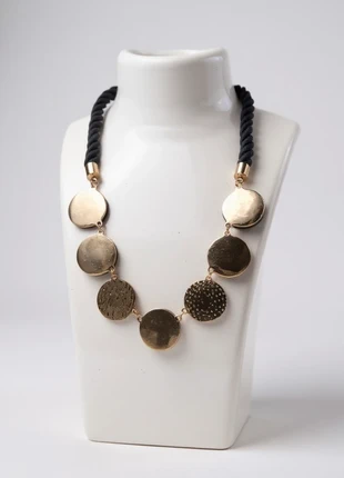 Collier vintage avec perles géométriques multicolores, plaque ronde noire -146-, marca: LOOK, estado: Muito bom, €23.00, €24.85 inclui Proteção do Comprador