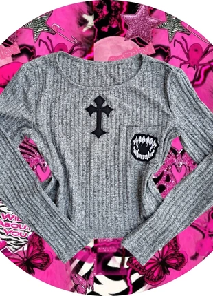 ●"Y2K Gothic Ribbed Top w/ Cross & Vampire Fangs 🖤 Vintage Grunge Baby Tee Vibes●, marke: Vintage Dressing, zustand: Sehr gut, größe: S / 36 / 8, 25,00 €, 26,95 € inklusive Vinted-Käuferschutz