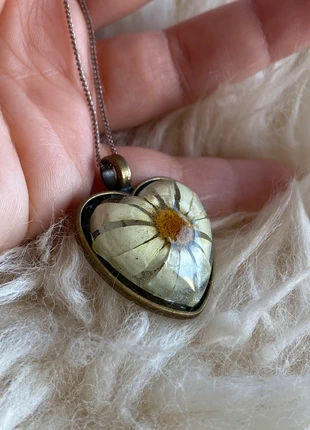 Ciondolo a cuore con vera margherita in resina – stile cottagecore handmade, marque: Vintage Chic, état: Neuf sans étiquette, 13,00 €, 14,35 € Protection acheteurs incluse