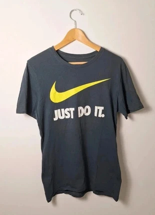 Tee shirt Nike taille M couleur gris logo jaune, marque: Nike, état: Très bon état, taille: M, 6,00 €, 7,00 € Protection acheteurs (Pro) incluse