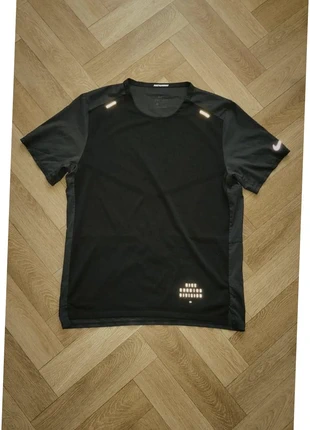 Tee-shirt Nike running division - Taille M, marque: Nike, état: Très bon état, taille: M, 35,00 €, 37,45 € Protection acheteurs incluse