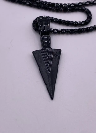 Bellissima collana in acciaio nero con ciondolo punta di una freccia stilizzata, marca: Bobidibu, estado: Nuevo sin etiquetas, 6,40 €, 7,42 € Protección al comprador incluida