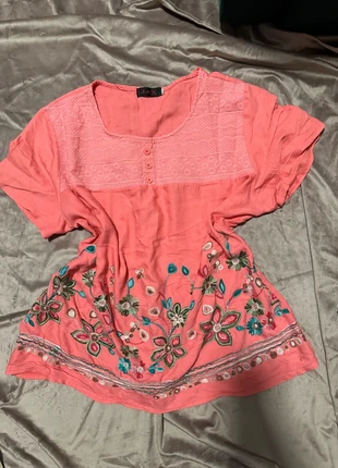 T-Shirt mit bestickten Blumen M L, marque: Sonstiges, état: Très bon état, taille: M / 38 / 10, 5,00 €, 5,95 € Protection acheteurs incluse