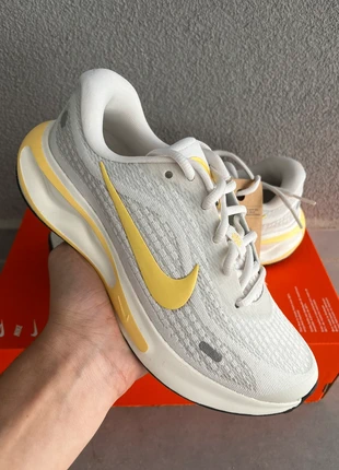 Nike Journey Run – Taille 36.5 – Blanche & Jaune – Neuve avec étiquette, brand: Nike, condizioni: Nuovo con cartellino, taglia: 36.5, €34.00, €36.40 include la Protezione acquisti
