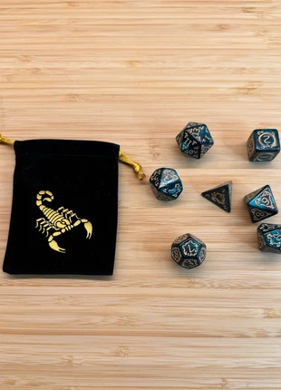 Set de dés vert profond et or – Jeux de rôle & collection avec pochette Scorpion, staat: Als nieuw, € 6,90, € 7,95 inclusief Kopersbescherming Pro