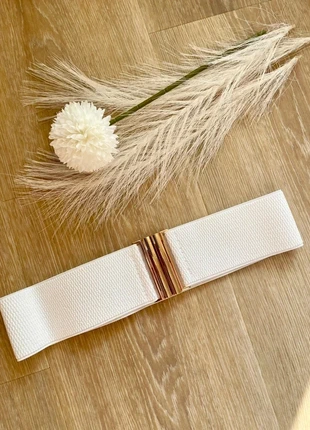 🤍 Ceinture blanche neuve avec boucle dorée – chic et élégante, condizioni: Nuovo senza cartellino, taglia: Regolabile, €13.90, €15.30 include la Protezione acquisti