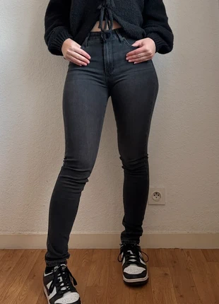 Jean Levi’s 721 high rise skinny gris anthracite noir taille haute femme taille S/36 L30 comme neuf, merk: Levi's, staat: Heel goed, maat: S / 36 / 8, € 35,00, € 37,45 inclusief Kopersbescherming