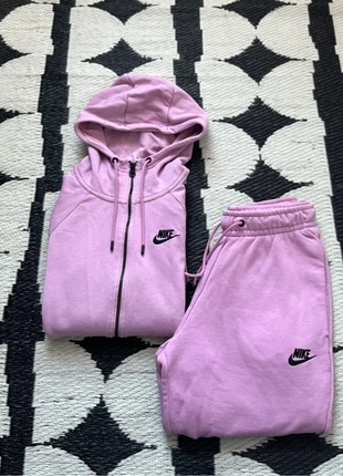 Ensemble Nike Lila Brodé Noir Sportwear Club Fleece Femme (XS), marke: Nike, zustand: Gut, größe: XS / 34 / 6, 45,00 €, 47,95 € inklusive Vinted-Käuferschutz