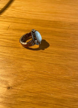 Zilverkleurige ring met witte ovale steen en strassdetails, marque: NO LABEL, état: Très bon état, taille: 19 mm, 7,00 €, 8,05 € Protection acheteurs incluse