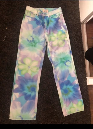 Pantalon bleu/vert/blanc/violet BDG avec motifs fleurs effet stroboscopique, brand: BDG, condizioni: Ottime, taglia: M / IT 42 / EU 38, €15.00, €16.45 include la Protezione acquisti