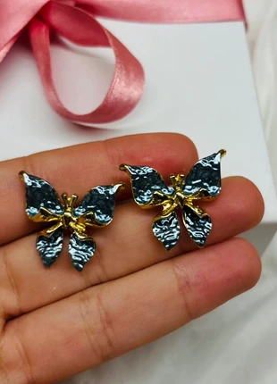 Orecchini farfalla blu, brand: INOX, condizioni: Nuovo con cartellino, €5.50, €6.48 include la Protezione acquisti Pro