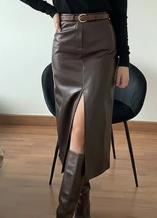 Jupe midi fendue en simili cuir marron, coupe chic taille M, marke: kiraw, zustand: Sehr gut, größe: M / 38 / 10, 46,90 €, 49,95 € inklusive Vinted-Käuferschutz
