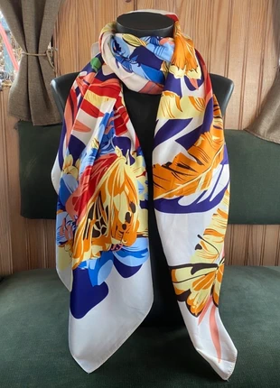 Foulard Sensation Soie Crème, marque: SOIE, état: Très bon état, 10,00 €, 11,20 € Protection acheteurs (Pro) incluse