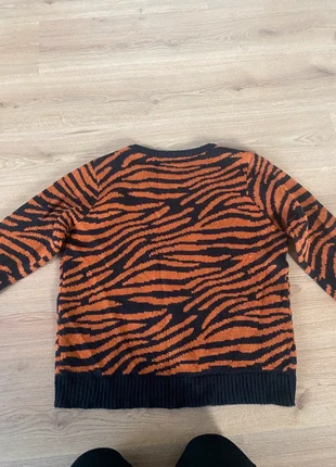 Oranje trui met tijgerstrepen, merk: Outfit, staat: Heel goed, maat: M / 38 / 10, € 10,00, € 11,20 inclusief Kopersbescherming