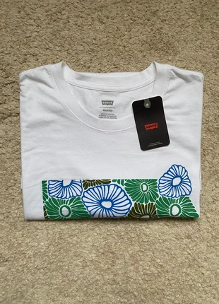 T-shirt Levi’s blanc XL – motif floral bleu/vert, coupe relaxed, neuf avec étiquette, marke: Levi's, zustand: Neu, mit Etikett, größe: XL, 15,00 €, 16,45 € inklusive Vinted-Käuferschutz