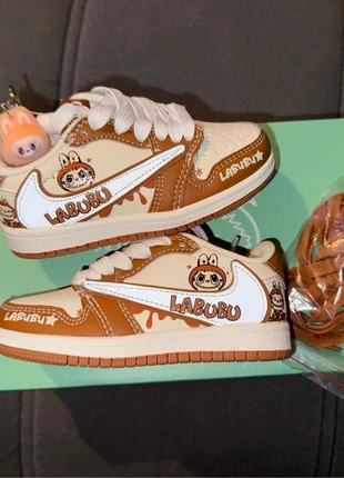 Baskets Labubu caramel – Travis + porte-clé, marca: labubu, estado: Novo com etiquetas, tamanho: 30, €60.00, €63.70 inclui Proteção do Comprador