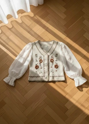 Blouse Blanche Manches Bouffantes Gilet Tricot Brodé Vintage Cottagecore Bohème, marque: Vintage Dressing, état: Très bon état, taille: S / 36 / 8, 34,99 €, 37,44 € Protection acheteurs incluse