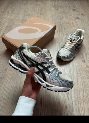 Asics Gel Kayano 14 Metallic Plum Cream/Black Taille 43,5, marca: Asics, estado: Novo sem etiquetas, tamanho: 43,5, €94.99, €100.44 inclui Proteção do Comprador