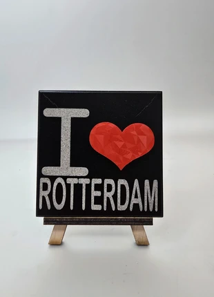 Stijlvolle, zwarte, keramische tegel met de tekst "I love rotterdam" en een rood, geometrisch hart., estado: Novo com etiquetas, €10.00, €11.20 inclui Proteção do Comprador Pro