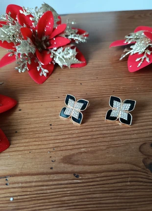 Jolie paire de boucles d'oreilles en forme de trèfle noir blanche doré et strass, merk: Strass, staat: Nieuw met prijskaartje, € 6,00, € 7,00 inclusief Kopersbescherming Pro