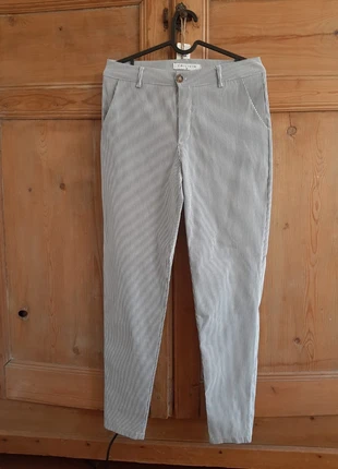 Pantalon Frilivin slim stretch rayures écru gris taille M, marque: Frilivin, état: Neuf sans étiquette, taille: M, 10,00 €, 11,20 € Protection acheteurs incluse