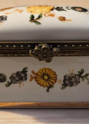 Pilulier, boite porcelaine - Décor floral - Forme coffre Collection, brand: Collection, condition: Very good, €6.00, €7.00 includes Buyer Protection