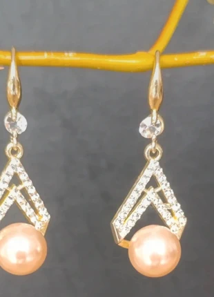 Boucles d'oreilles strass et perle, état: Neuf sans étiquette, 8,00 €, 9,10 € Protection acheteurs incluse