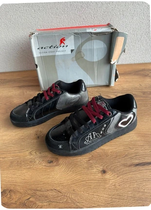 Baskets femme noires Action taille 39 – Jamais portées (léger défaut, petit prix), merk: Action, staat: Goed, maat: 39, € 6,00, € 7,00 inclusief Kopersbescherming