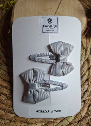 2 klikklak 3 cm met grijs / zilverkleurige strikken, brand: NO LABEL, condizioni: Nuovo senza cartellino, €2.50, €3.33 include la Protezione acquisti Pro