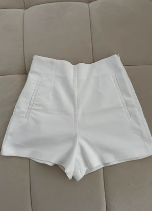 Weiße Damenshorts von Zara, brand: Zara, condizioni: Ottime, taglia: S / IT 40 / EU 36, €6.00, €7.00 include la Protezione acquisti