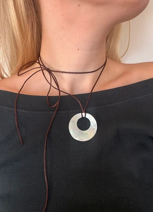 Mother of pearl pendant necklace on brown cord, staat: Nieuw zonder prijskaartje, € 15,00, € 16,45 inclusief Kopersbescherming