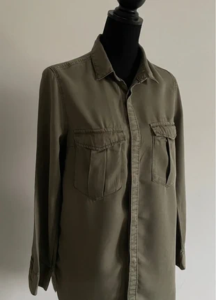 Olijfgroen kaki hemd- blouse met klassieke kraag en lange mouwen maat 36 H&M oversized, marque: H&M, état: Neuf sans étiquette, taille: S / 36 / 8, 15,00 €, 16,45 € Protection acheteurs incluse