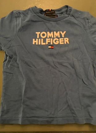 Blauwe t-shirt, marque: Tommy Hilfiger, état: Très bon état, taille: 24-36 mois / 92 cm, 3,50 €, 4,38 € Protection acheteurs incluse