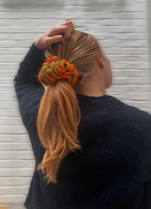 Crochet scrunchie, merk: Unique, staat: Nieuw met prijskaartje, € 20,00, € 21,70 inclusief Kopersbescherming