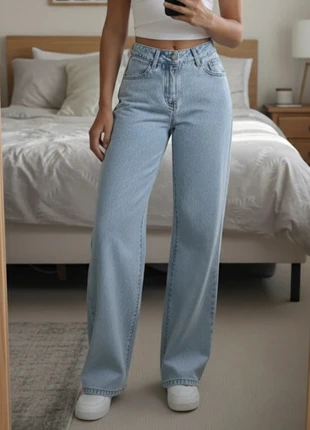 Jean Large Droit Taille Haute Délavage Clair Y2K (Taille S) 💙, marque: mila paris, état: Très bon état, taille: S / 36 / 8, 59,00 €, 62,65 € Protection acheteurs incluse