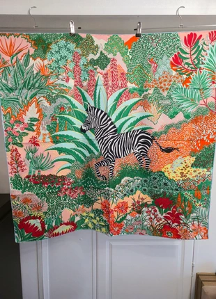 Carré de soie 90x90 roulottè, marque: SOIE, état: Très bon état, 29,90 €, 32,10 € Protection acheteurs incluse