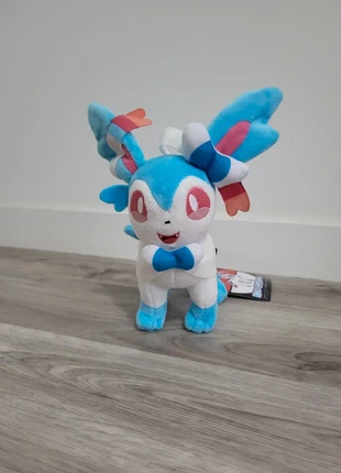 Peluche Pokémon Nymphali Shiny (Sylveon Shiny), brand: Pokémon, condizioni: Nuovo con cartellino, taglia: Taglia unica, €12.00, €13.30 include la Protezione acquisti
